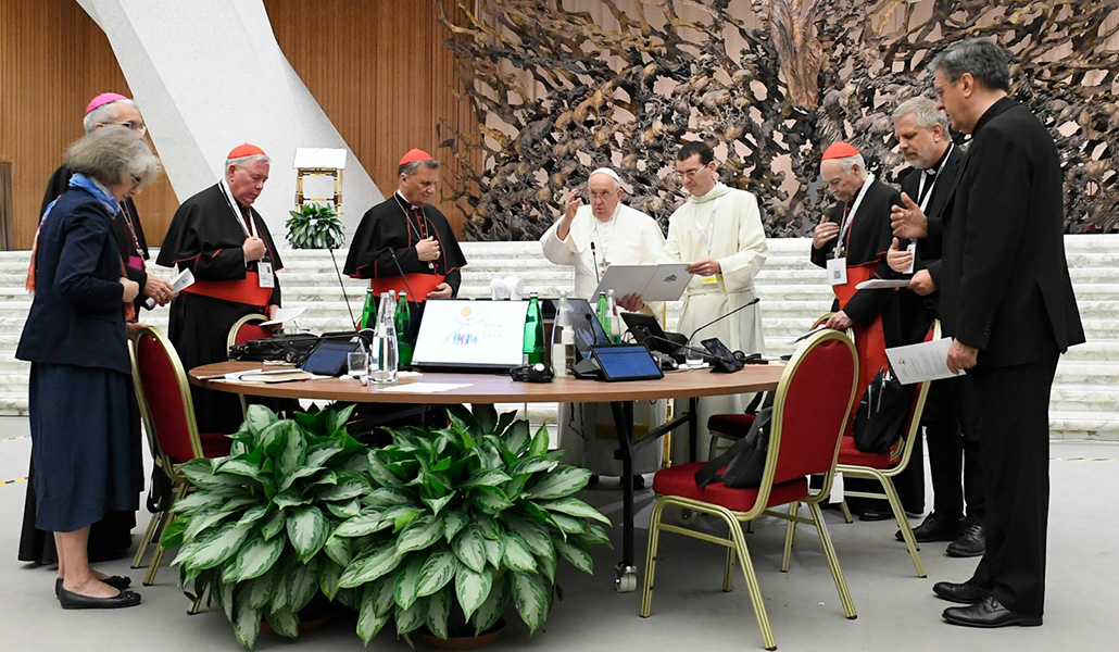 El Papa junto a los cardenales Hollerich y Grech en el Aula Pablo VI del Vaticano