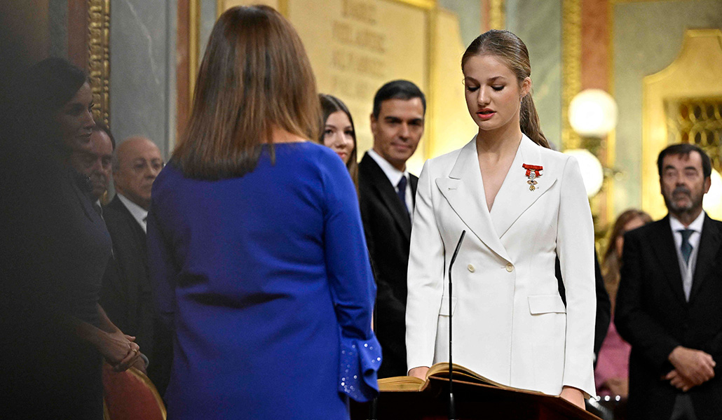 La princesa heredera de Asturias, Leonor, asiste a una ceremonia de juramento de lealtad a la Constitución, en su 18º cumpleaños, en el Congreso de los Diputados en Madrid el 31 de octubre de 2023