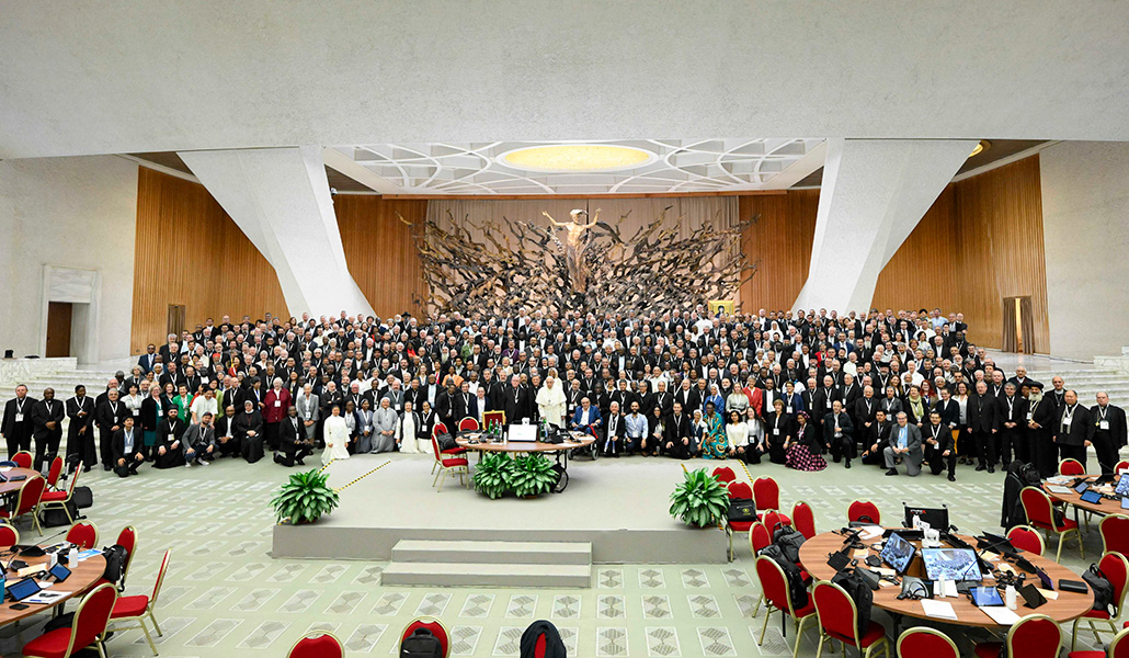 Foto de familia de los participantes en el Sínodo