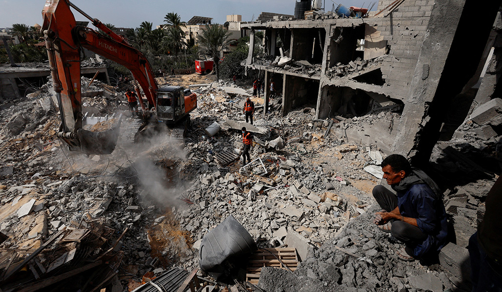 Búsqueda de víctimas tras los ataques israelíes en Jan Yunis el pasado lunes