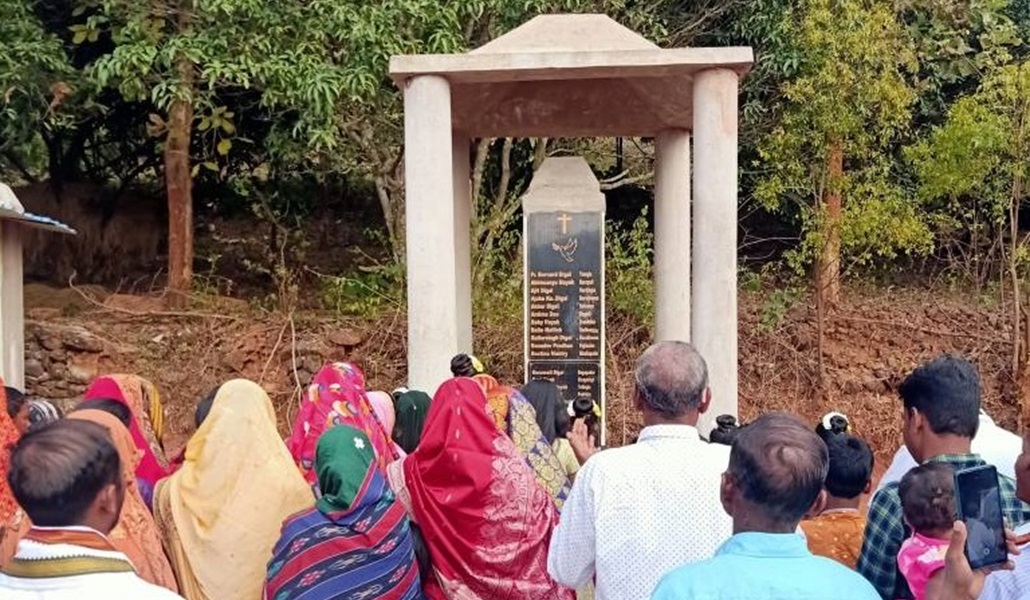 Fieles indios rezando ante un monumento a los mártires de Kandhamal