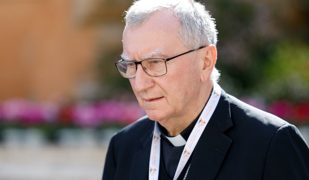 El cardenal Pietro Parolin, secretario de Estado vaticano, saliendo del Aula Pablo VI