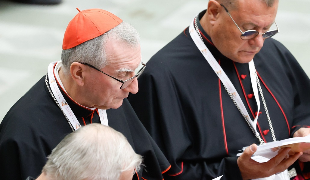 El cardenal Parolin en el Aula Pablo VI del Vaticano durante la XVI Asamblea General Ordinaria del Sínodo sobre Sinodalidad