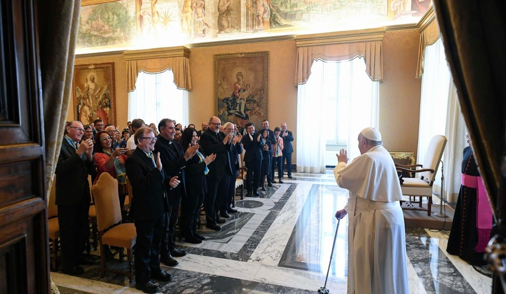 Francisco durante su encuentro con los Escalabrinianos