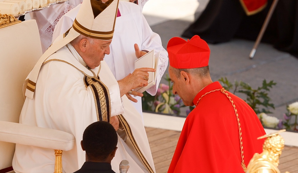Víctor Manuel Fernández, prefecto de Doctrina de la Fe, con el Papa Francisco en su creación como cardenal el 30 de septiembre de 2023