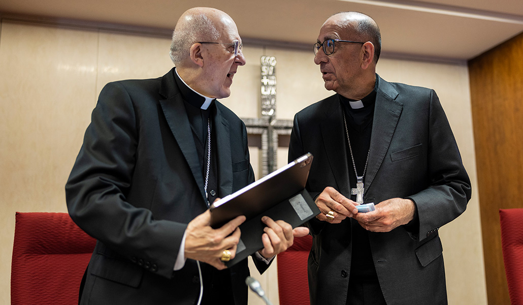 El cardenal Juan José Omella conversa con el cardenal Osoro antes del inicio de la Asamblea Plenaria de la Conferencia Episcopal