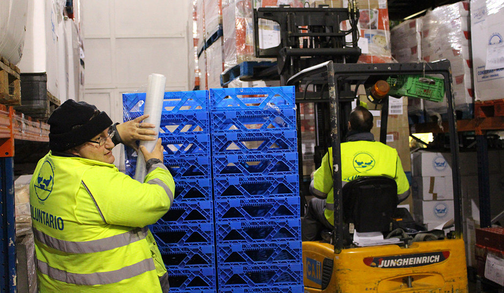 Voluntarios del Banco de Alimentos de Madrid trabajan en el almacén