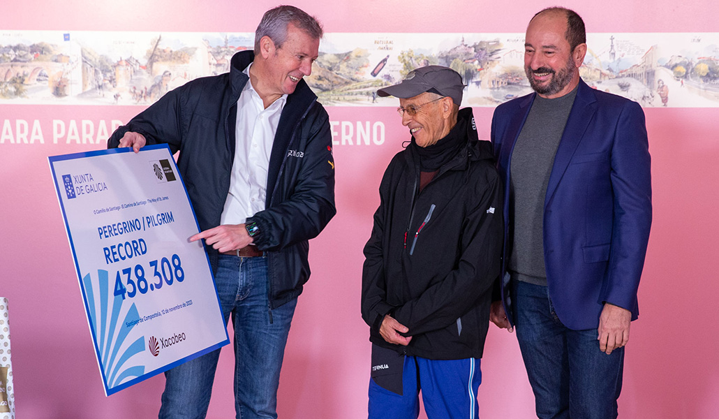 El presidente de la Xunta entrega al peregrino la acreditación del récord