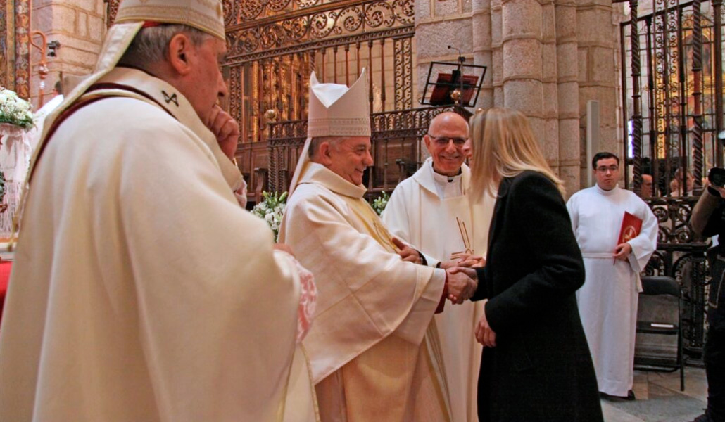 Carballo saluda a la presidenta de la Junta de Extremadura, María Guardiola