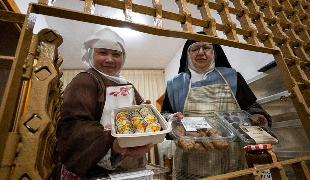 La priora, sor María Dolores, y a su izquierda sor Mónica, de Filipinas, muestran los productos que tienen en venta