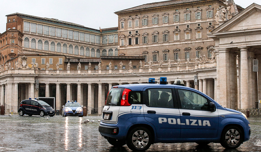 Vehículos de la policía italiana en la plaza de San Pedro