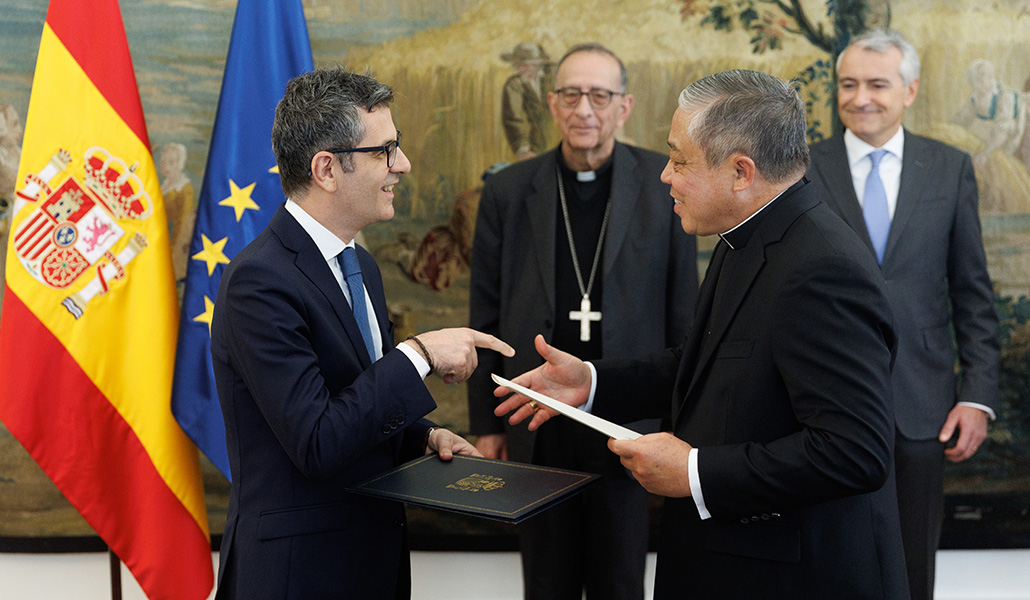 Bolaños y Auza durante la firma del acuerdo