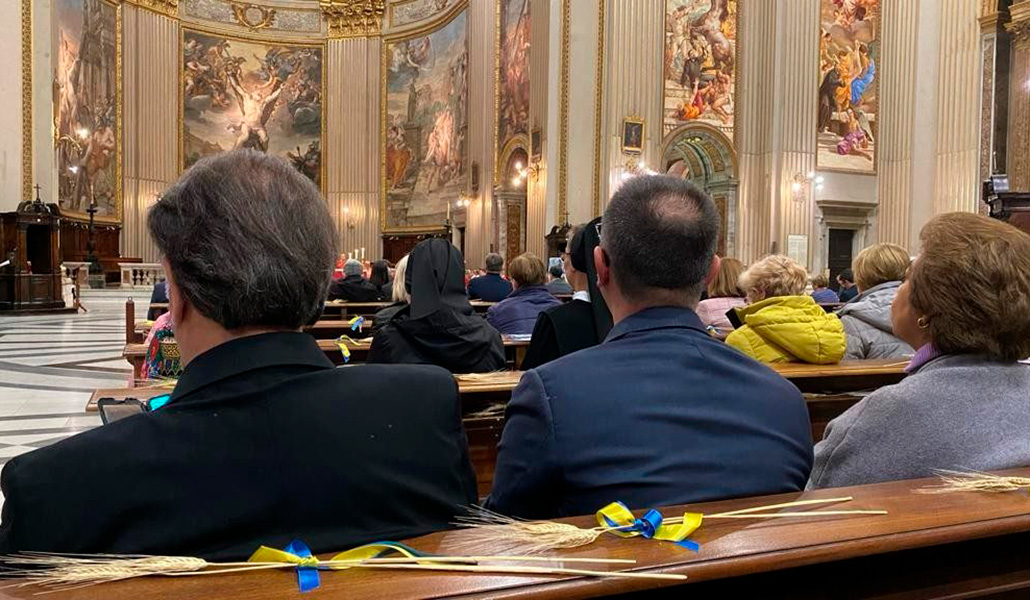 Fieles durante la Eucaristía