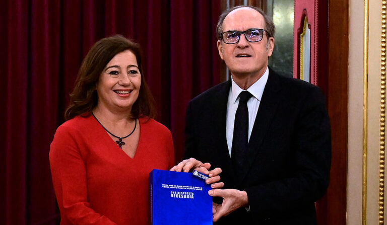 El Defensor del Pueblo entrega el informe a la presidenta del Congreso, Francina Armengol