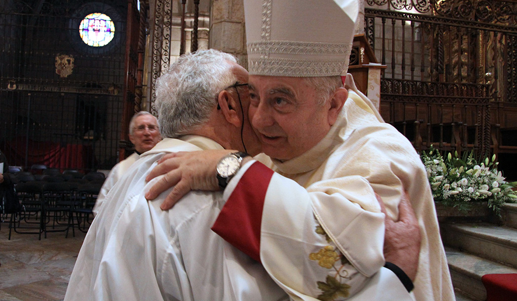 El nuevo arzobispo coadjutor saluda a un sacerdote el sábado