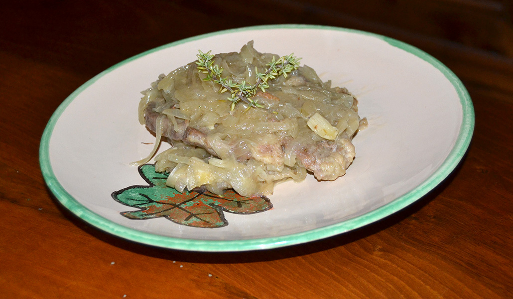 Lomo de cerdo encebollado con tomillo fresco