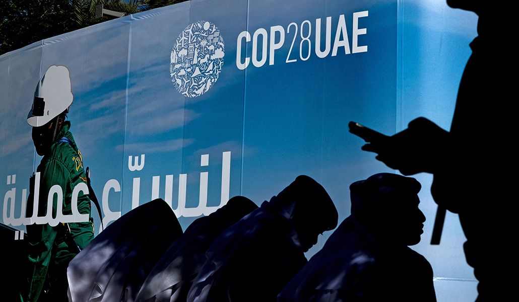 La gente se reúne cerca del Al Wasl Dome en el Expo City Dubai, sede de la COP28, en Dubái, Emiratos Árabes Unidos