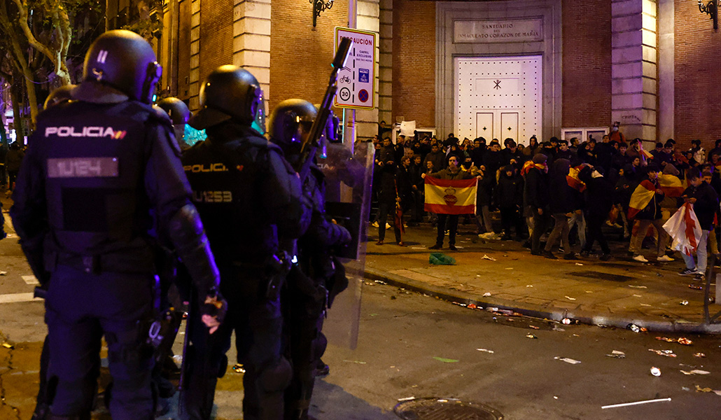 La Policía Nacional vigila a los manifestantes ante las puertas de la iglesia del Inmaculado Corazón de María