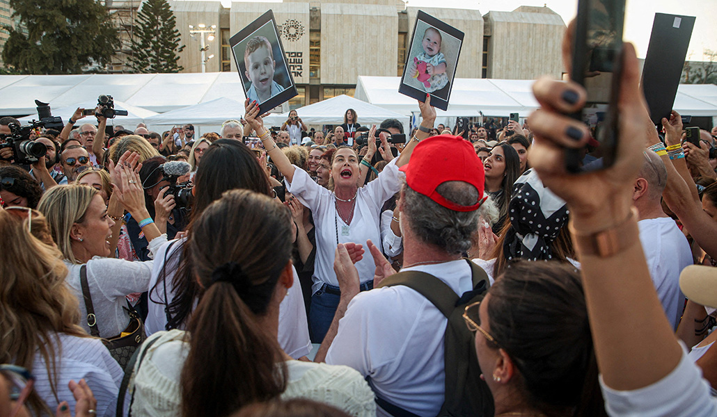 La gente se reúne en Tel Aviv, el 24 de noviembre de 2023, mientras esperan noticias sobre la liberación de los rehenes por Hamás en medio de un acuerdo de intercambio de rehenes y prisioneros con Israel