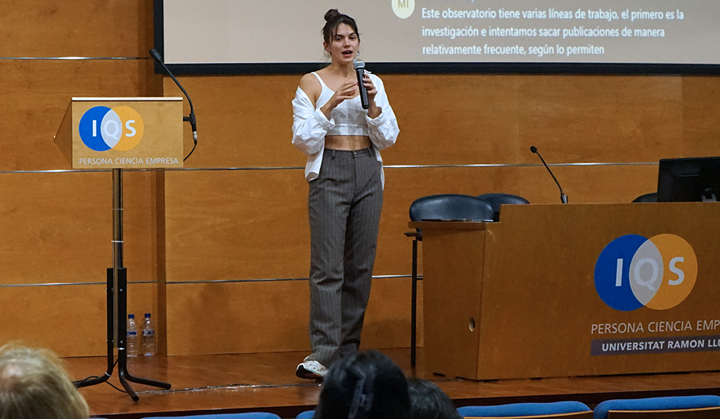 Marina Sánchez, de Hogar Sí, impartió un taller sobre la infradenuncia de este tipo de delitos