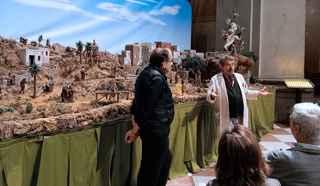 El rector de la basílica de San Miguel y José Luis Mayo, durante la explicación del Belén