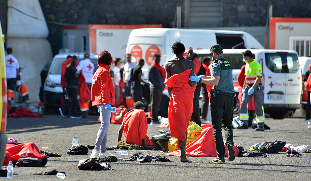 Varios migrantes son atendidos por los servicios de emergencias, en el muelle de La Restinga, el 9 de noviembre de 2023, en El Hierro