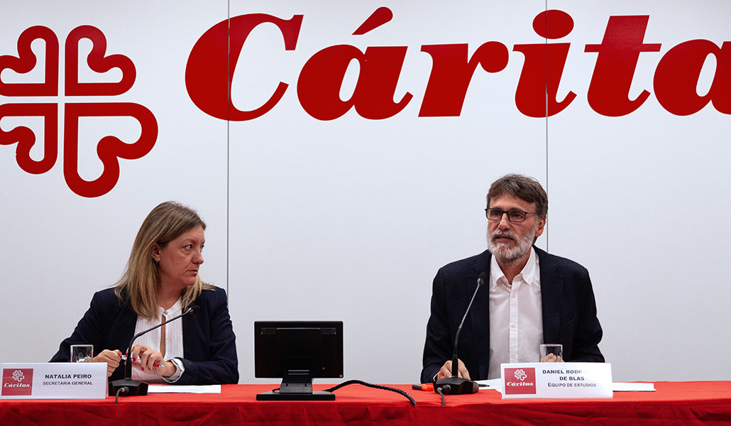 Natalia Peiro junto a Daniel Rodríguez, de la Fundación FOESSA, durante la rueda de prensa de presentación del informe