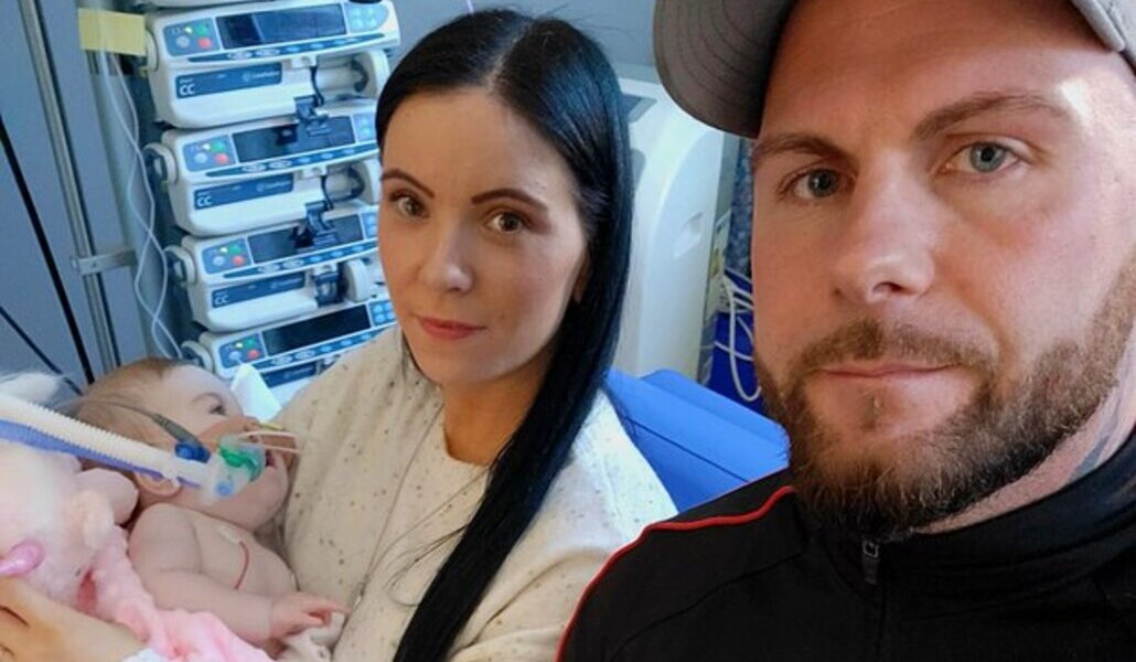 La bebé Indi en el hospital con sus padres
