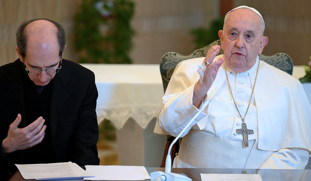 El Papa tiene una leve tos y lleva una vía en la mano derecha