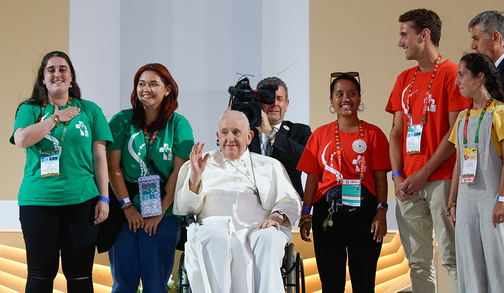 El Papa Francisco acompañado de unos jóvenes antes del comienzo de la vigilia de oración, en la JMJ de Lisboa, Portugal, el 5 de agosto de 2023