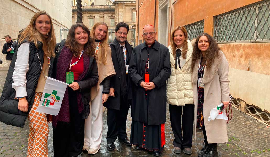 Pablo Izquierdo junto a Manuel Clemente, patriarca emérito de Lisboa, y otras bailarinas de la JMJ