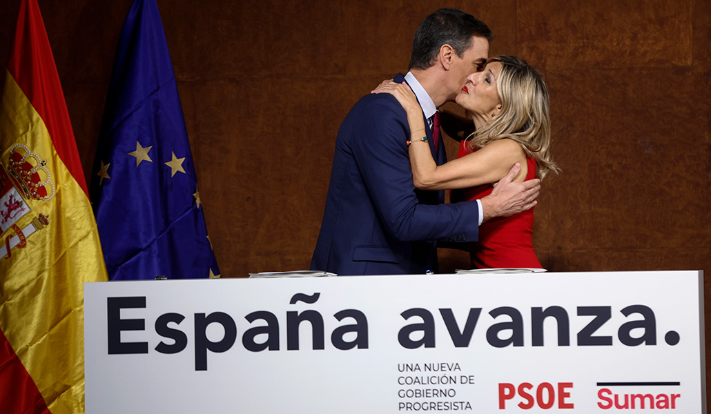 Sánchez y Yolanda Díaz se felicitan tras presentar el acuerdo