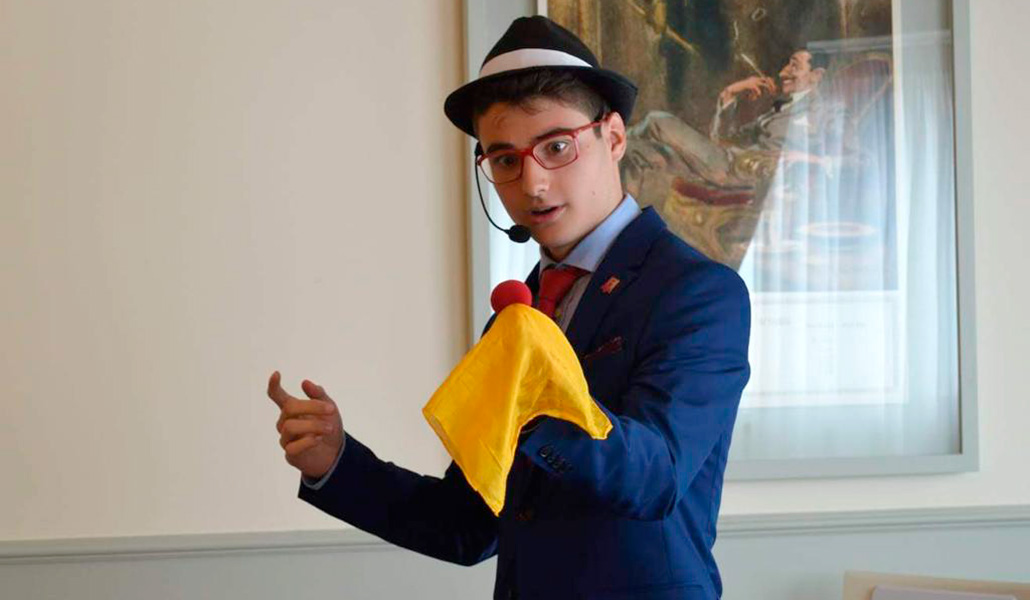 Raúl Chasco haciendo uno de sus trucos