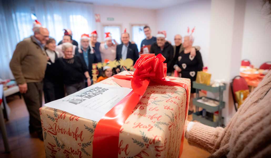 Entrega de uno de los regalos de los Reyes Majos