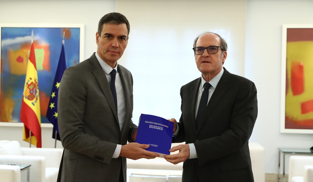 Sánchez recibe el informe del Defensor del Pueblo sobre abusos