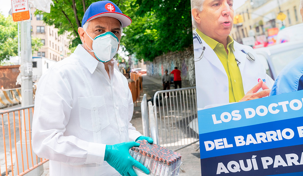 El doctor Ramón Tallaj durante una campaña en la calle