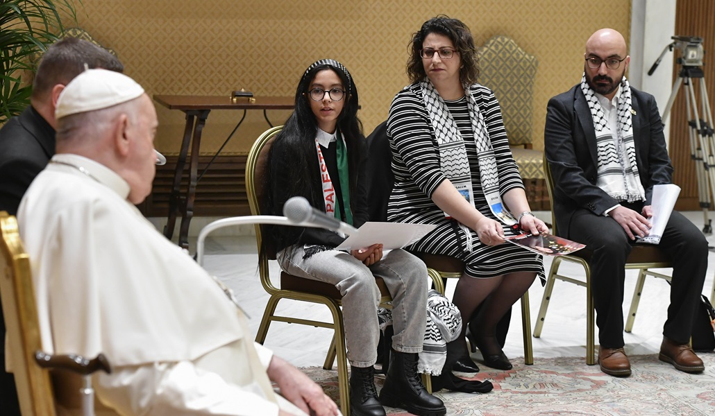 El Papa escuchando a familiares de palestinos que viven en Gaza