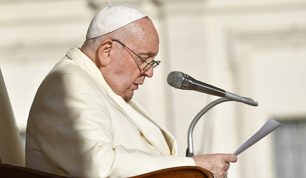 El Papa Francisco se dirige a una multitud reunida en la Plaza de San Pedro del Vaticano para su audiencia general semanal el 22 de noviembre de 2023
