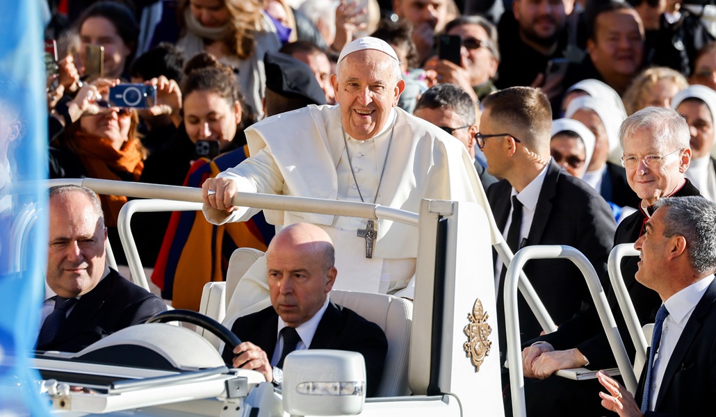 El Papa Francisco sonríe mientras pasea en el papamóvil por la plaza de San Pedro en el Vaticano antes de su audiencia general semanal el 8 de noviembre de 2023