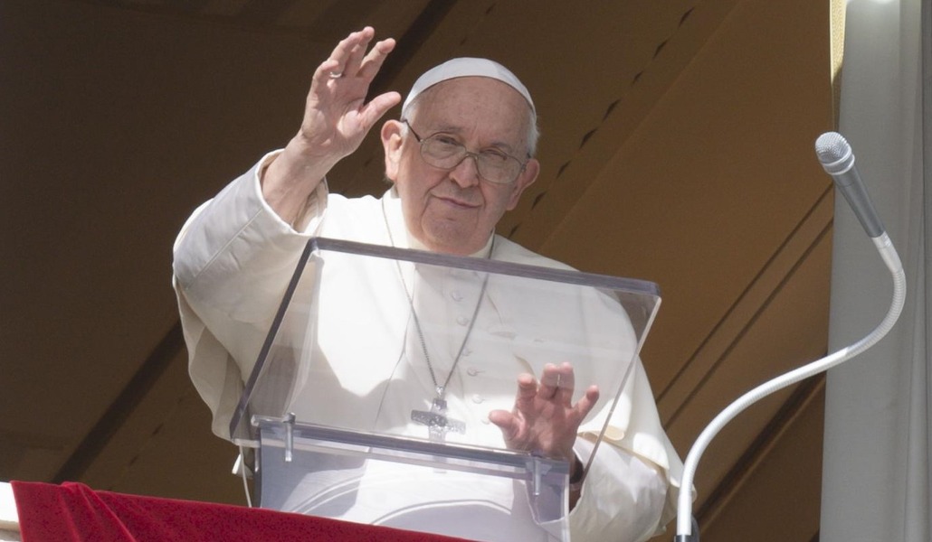 El Papa Francisco saluda a unas 20.000 personas reunidas en la plaza de San Pedro para el rezo del ángelus