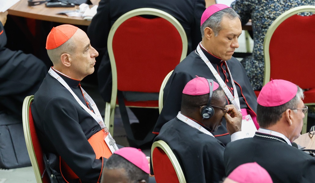 El cardenal Víctor Manuel Fernández, prefecto del Dicasterio para la Doctrina de la Fe, durante la XVI Asamblea General Ordinaria del Sínodo sobre Sinodalidad