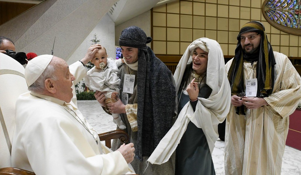 Francisco con los protagonistas del belén viviente de Santa María la Mayor
