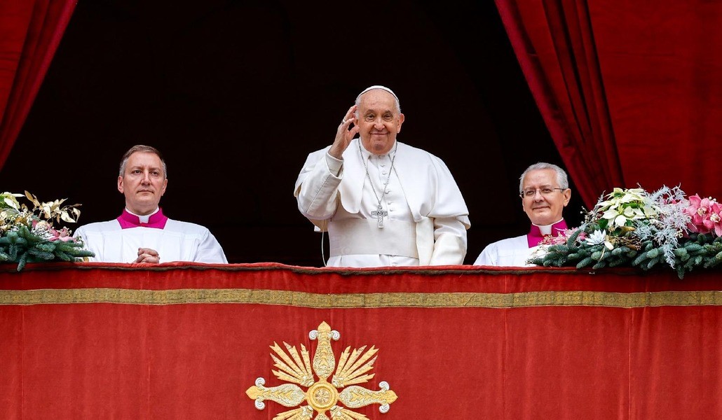 Francisco saluda a los fieles y peregrinos en la plaza tras la bendición 'urbi et orbi' de Navidad