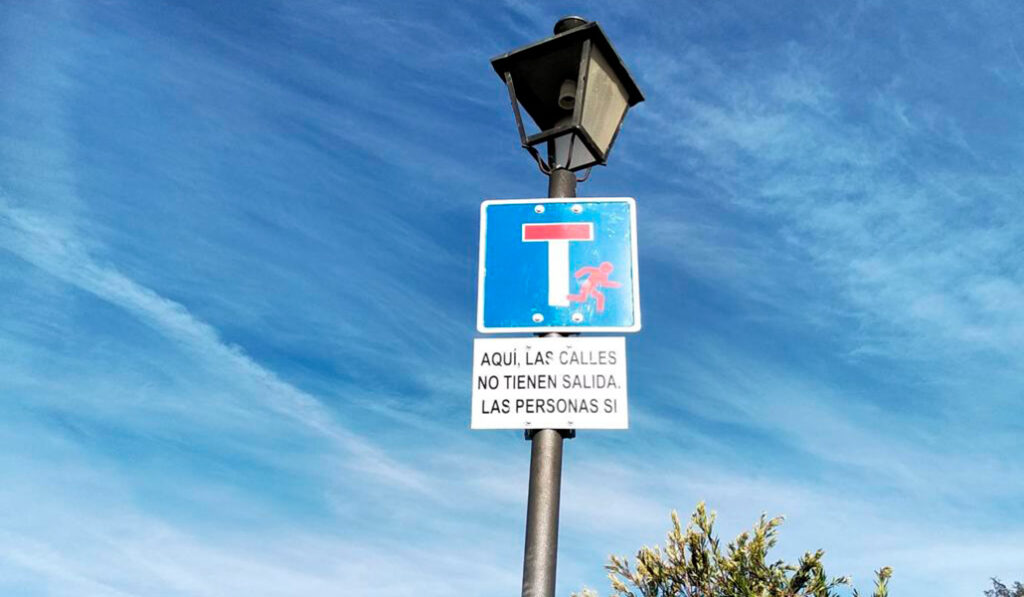 También la esperanza asoma, aunque sea de una farola rota: «Las calles no tienen salida. Las personas, sí»
