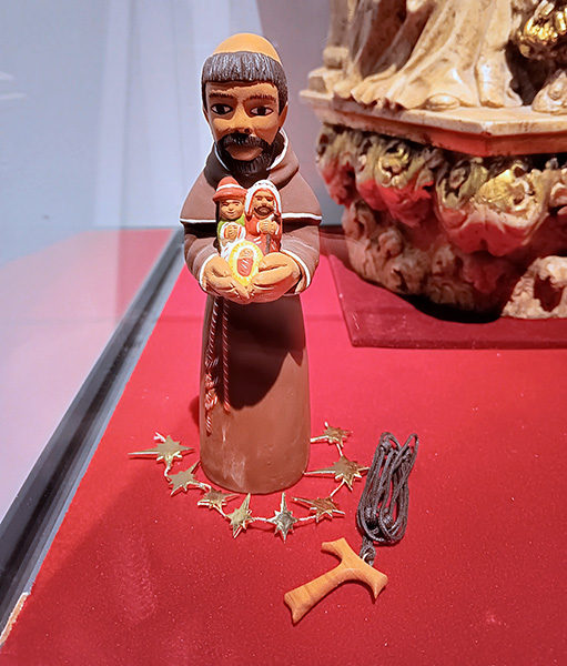 San Francisco en terracota peruana, de la colección de Arenas de San Pedro, con un belén en mano