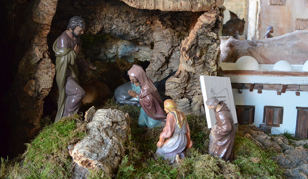 El misterio del belén de la basílica de San Francisco el Grande espera ya al Niño Jesús en una gruta nueva