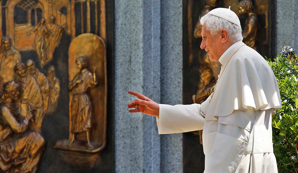 Benedicto XVI durante la inauguración de la fuente de San José en los jardines vaticanos, en 2010