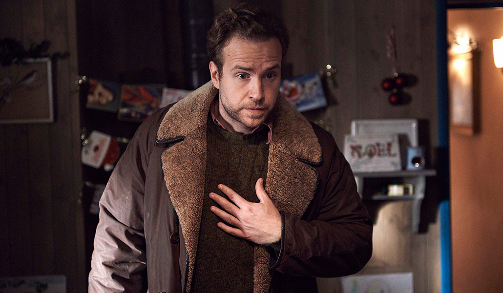 Rafe Spall es Joe, uno de los protagonistas que revela su pasado