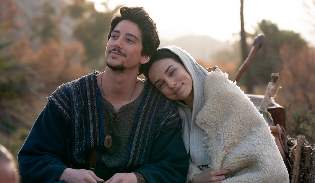 Milo Manheim y Fiona Palomo interpretan a José y María