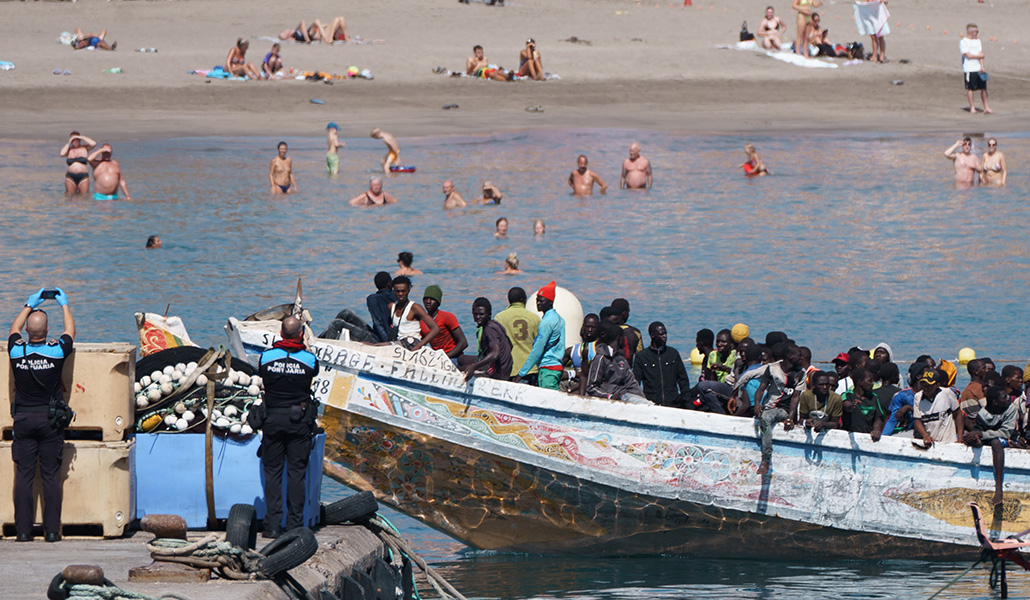 Un cayuco llega a la playa de los Cristianos, en Tenerife